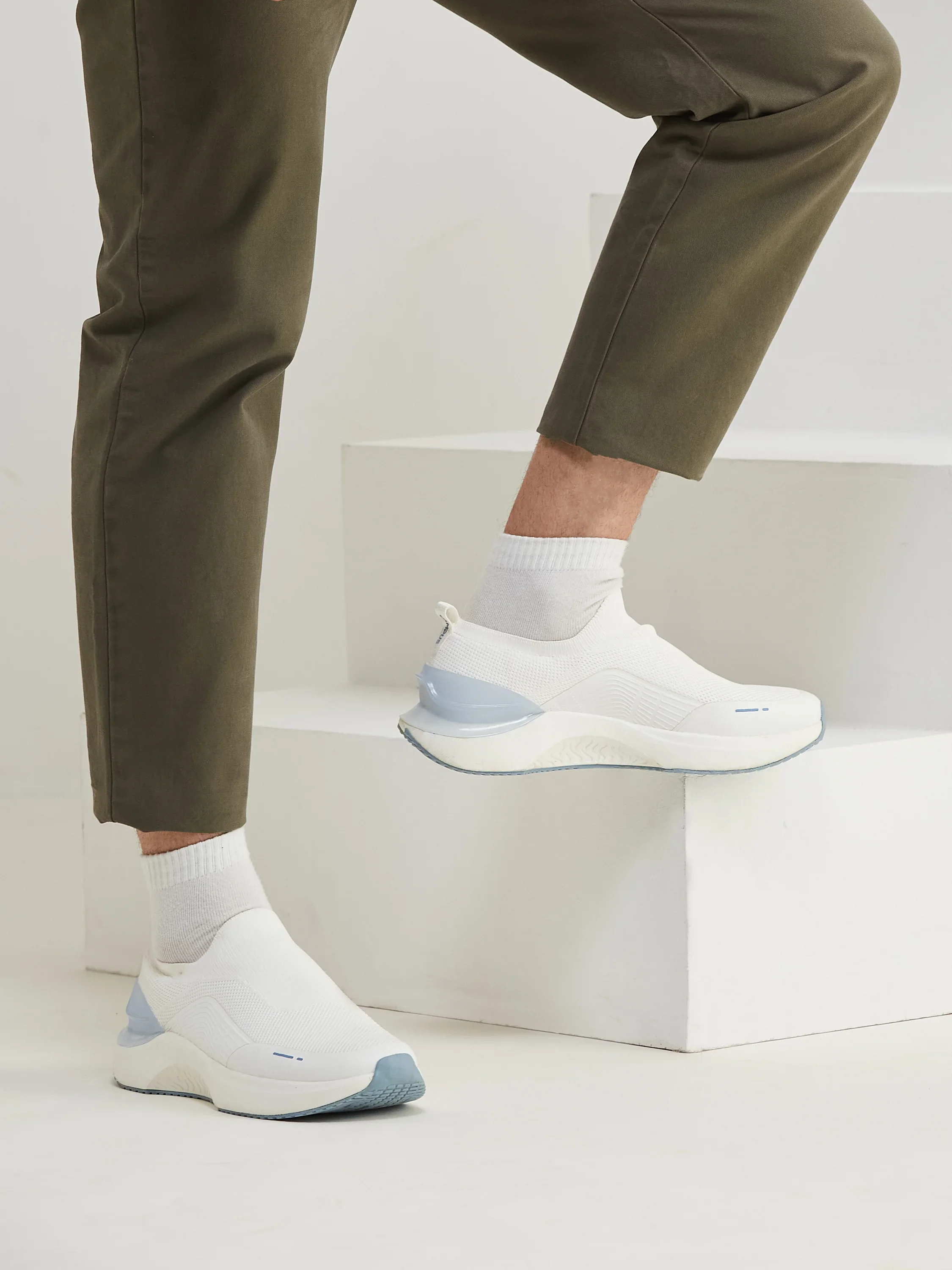 FLYNN White Men's Walking Shoes - Image 8