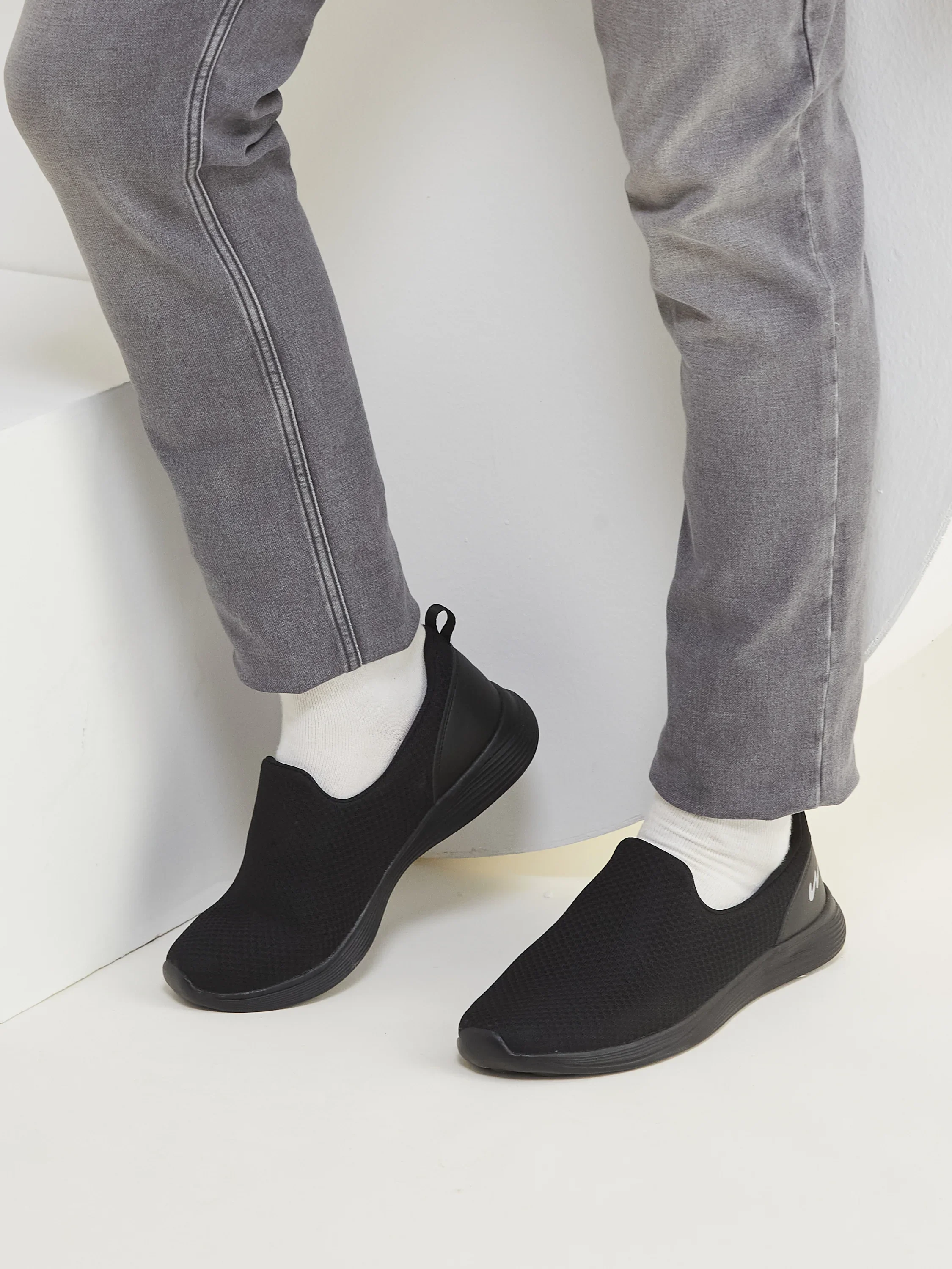 SHUTTLE Black Men's Walking Shoes - Image 8