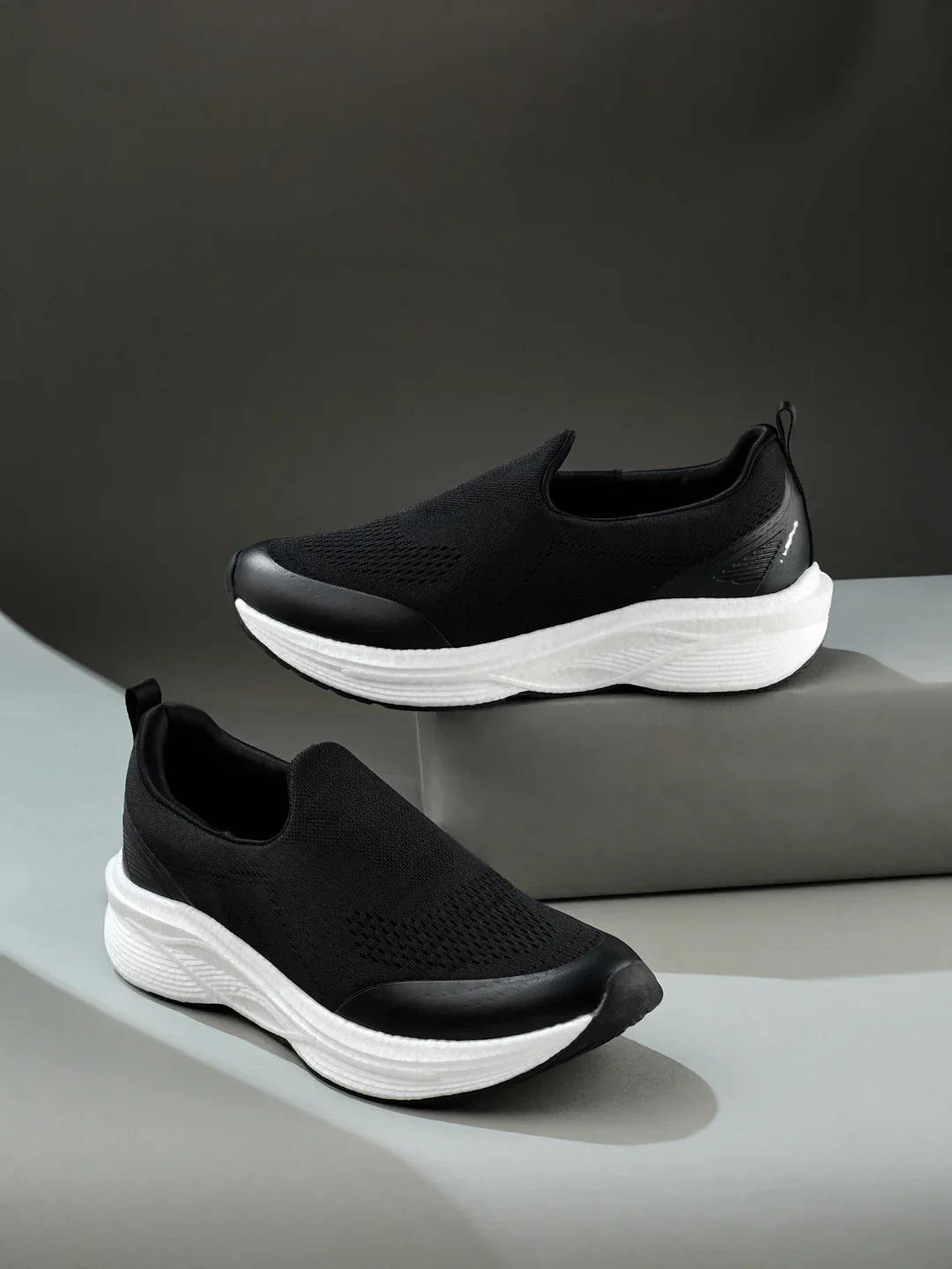 STAKU Black Men's Walking Shoes